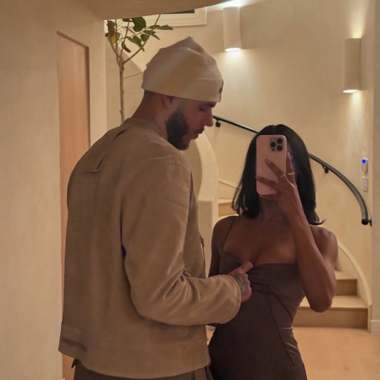 开云体育下载-朗佐-鲍尔与女友甜蜜合影 大方秀恩爱引关注👀