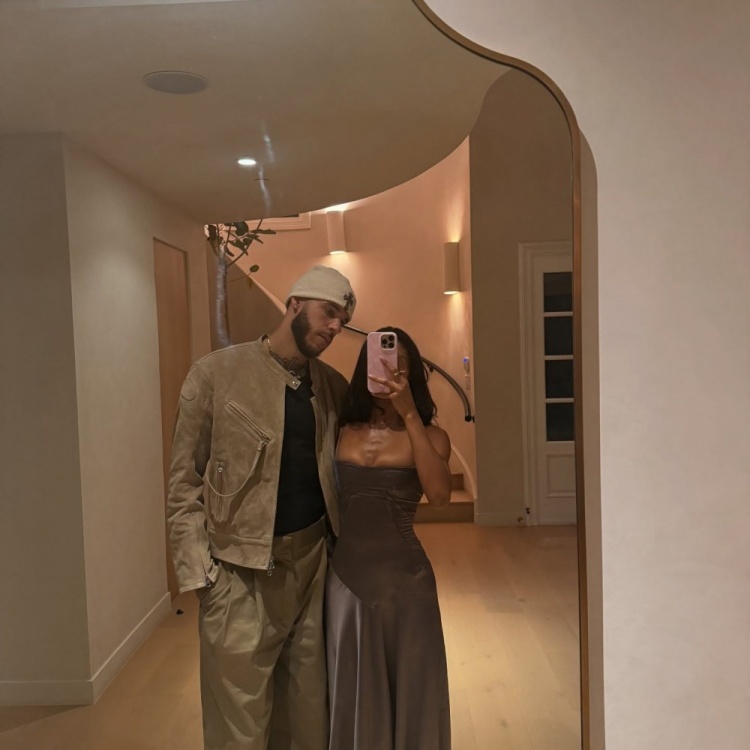 开云体育下载-朗佐-鲍尔与女友甜蜜合影 大方秀恩爱引关注👀