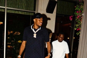 记者：奥斯梅恩几小时内抵达伊斯坦布尔，周四接受加拉塔萨雷体检