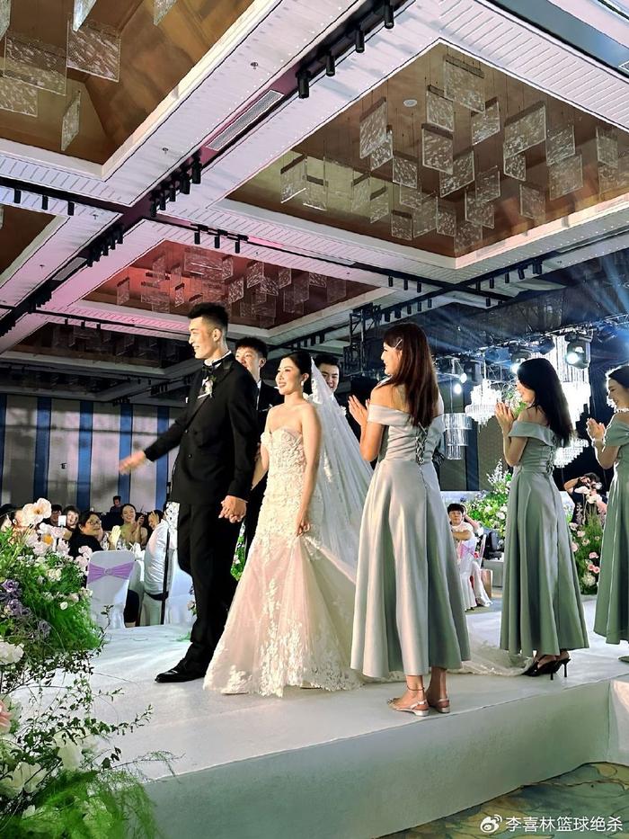 恭喜！中国男篮32岁状元大婚：妻子娇美可爱，郭士强上台道贺