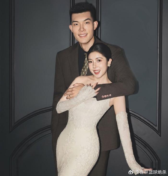 恭喜！中国男篮32岁状元大婚：妻子娇美可爱，郭士强上台道贺