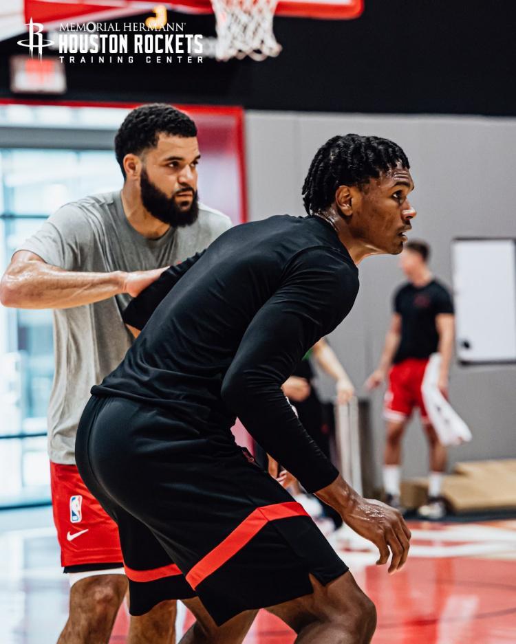 开云体育下载-对新赛季迫不及待！火箭晒训练照：范乔丹顶防阿门 谢泼德在列