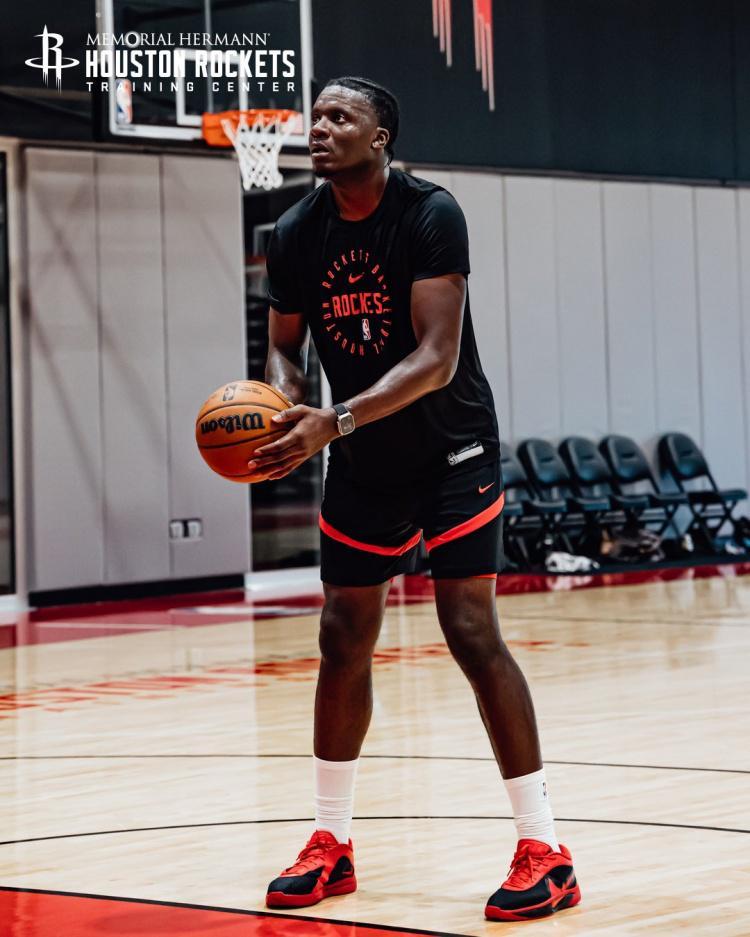 开云体育下载-对新赛季迫不及待！火箭晒训练照：范乔丹顶防阿门 谢泼德在列