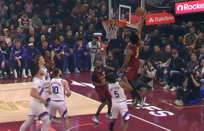 开云体育入口-上来先扣一个！阿伦高高跃起抢断 随后快下接加兰抛传空接暴扣