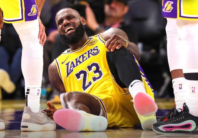 1746239628373063851.jpg 开云APP-湖人记者曝詹姆斯左膝二级扭伤 拖到G6也将缺席