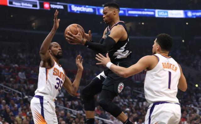 1682521961273085526.jpg 开云官网-底薪or迷你中产!快艇薪金空间锁死 韦少降薪留队?