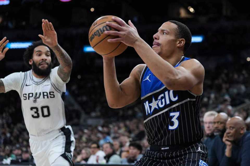 开云体育APP下载-马刺双杀魔术升西部第二：文班25+8+4+5帽 完胜班凯罗19+10