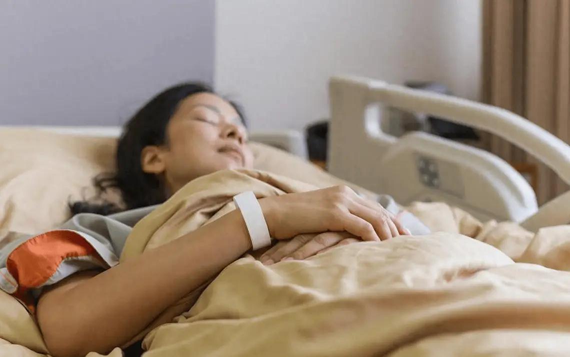 开云体育入口-女子因肺栓塞不幸走了!医生:天冷宁愿躺一天,也别干这5事!